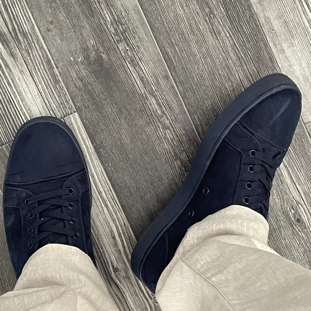Ett par Onvända Louboutin skot mörk blå i storlek 45 men passar även 44 kvitto och kartong medföljer . Skor.