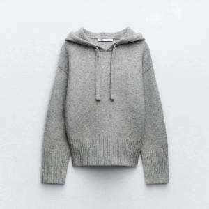 Stickad hoodie från zara som är slutsåld❣️Väldigt sparsamt använd så den är i bra skick💕💕