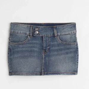 Mini jeanskjol - Helt ny jeanskjol från HM. Aldrig använd med lappen kvar. Helt slutsåld på deras hemsida❤️