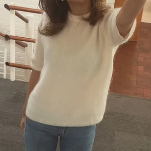 Stickad t shirt i mohairmix - Säljer denna skitsnygga stickade t shirt från h&m premium selection! Endast använd fåtal ggr så har inga defekter, stl S men passar även en xs🤍