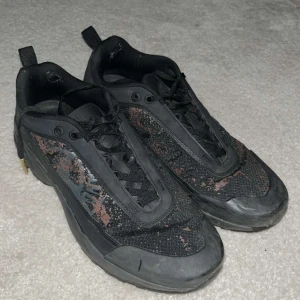 Stone island skor - Stone island skor skick 7/10 använda men fortfarande i bra skick nypris är cirka 3700 kontakta ifall du har frågor eller funderingar priset är diskurterbart