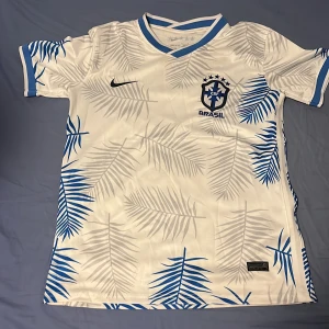 Brasilien tröja  - Storlek S men funkar som M, svår att få tag på, topp skick. Pris kan diskuteras!.