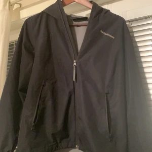 Vindjacka  - Vindjacka i bra skick, passar M,S pris kan diskuteras 