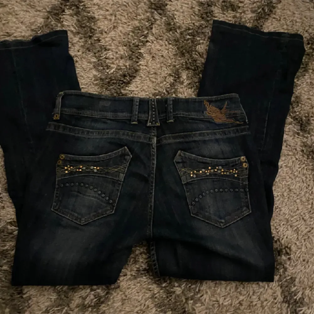 Coola vintage jeans. Super bra skick, midja rakt över 43 cm. Ytterbenslängd 98 cm. Sitter bra på mig som är 168cm. Priset går att diskutera💕. Jeans & Byxor.