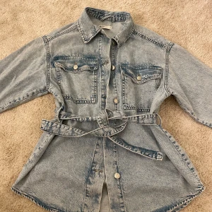 Jeansjacka  - Säljer min fina jeansjacka från Gina tricot då den inte kommer till någon användning. Använt 1-2 gånger och är i storlek S men passar M också. Vid frågor är det bara att skriva.