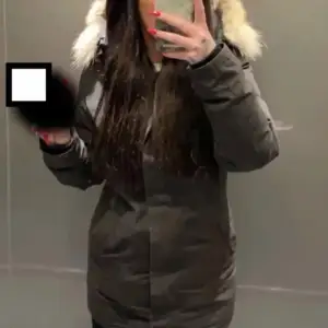 Svart Canada Goose i modellen Victoria Parka, storlek M. Jackan har inga skador. Det går att frakta! Kvitto finns. Vid snabb förhandling kan en prissänkning på mellan 500-700kr förekomma. ❤️