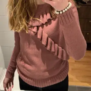 Denna rosa tröja med volanger har tyvärr blivit för liten för mig men hoppas den passar i någon annans garderob. Väldigt fin och varm, kan även has till sommarkvällar osv. Fin gammelrosa färg.💘🌸
