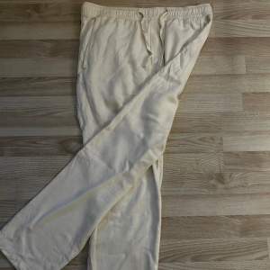 Ett par linne byxor från only & sons använt dem under en sommar så skicket är som nytt skulle ja säga i storlek L!😁