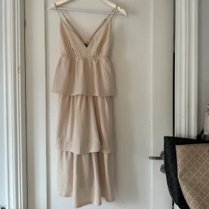 Volangklänning Vero Moda - Säljer min beigea volangklänning från Vero Moda i storlek xs, fint skick💛