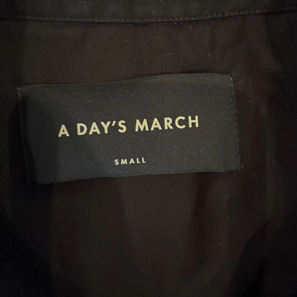 Säljer nu min A days march overshirt då den inte används längre. Den är i storlek S men passar S/M. Nypris är runt 1600.. Skjortor.