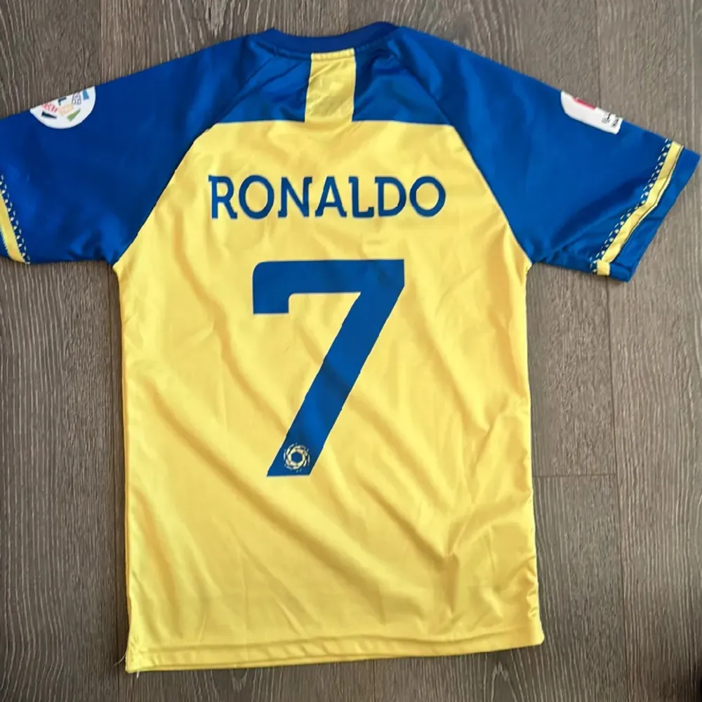 Al Nassr tröja, Ronaldo nummer 7, köpt är köpt, tar bara Swish, inte andvänd. Sport & träning.