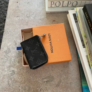 Louis Vuitton plånbok - Köpt från vestiare collective. Är i bra skick, lite slitage i knasterna se på bild. Givetvis äkta. 