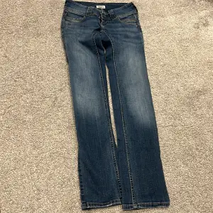 Pepe jeans i modellen straight, köpta för 999 men säljer för 500 plus frakt  då dem är andvända 1 gång 