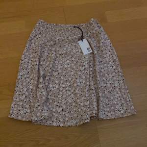 Ny och oanvänd kjol från Lager 157.  Originalpris: 80kr 
