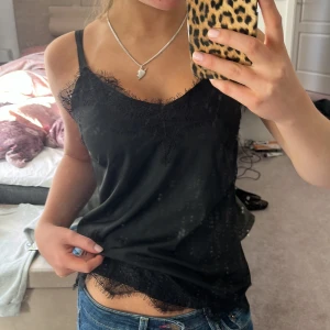 Spetslinne - Superskönt och fint spetslinne. Aldirg använt och den är verkligen superskön! Köpte för 300🩷