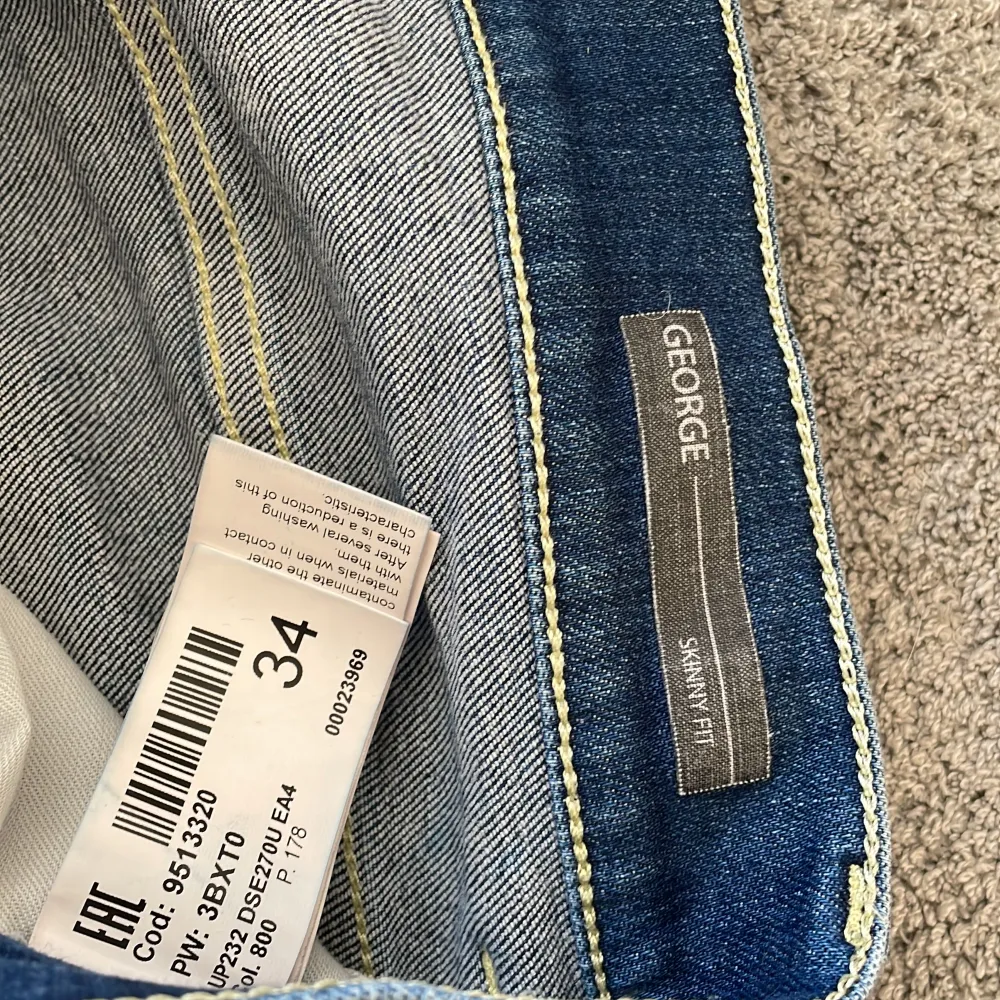 Säljer nu dessa dondup jeansen i färgen blå som är i storleken 34. Skicket är 8/10. Vid frågor och funderingar är det bara att höra av sig. Mvh Regal . Jeans & Byxor.