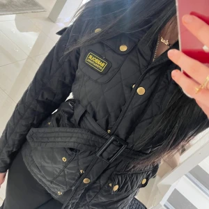 Barbourjacka - Säljer min Barbour jacka som är i fint skick, den är köpt i barnstorlek XL som funkar som S/XS på äldre. Köpte på johnells för 1300 och säljer för 450