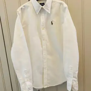 Ralph Lauren Oxford damskjorta slimfit vit. Stl XS. Gott skick. 250:-  Djur- och rökfritt hem. 