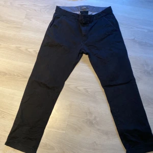 Dressmann chinos - Dressmann byxor. Bra skick sällan använda, säljer för dom är för små för mig. 