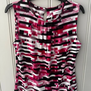 Armlös blus Calvin Klein stl 38/40 - Armlös blus mönstrad Calvin Klein stl 38/40. Mycket fint skick. Djur- och rökfritt hem.