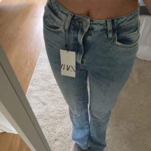 Säljer mina nya zara jeans som tyvärr var för små men super fina !! 😩💞
