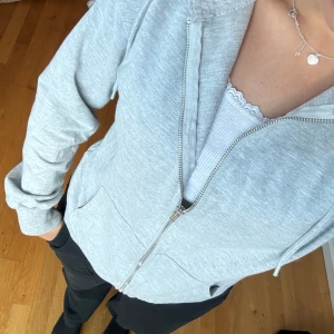 Grå zip hoodie - Säljer denna gråa tjocktröja, använd enstaka gånger men som ny! Kommer ej till användning 