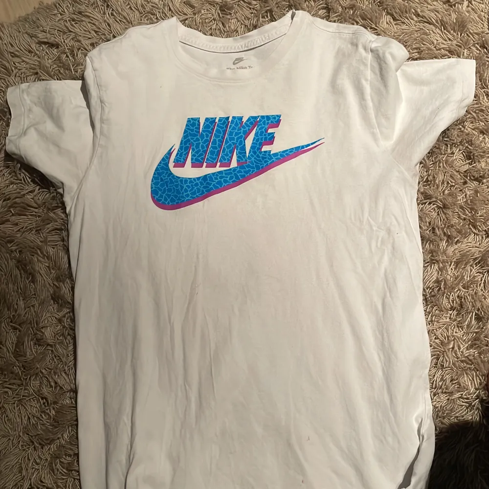 Vit Nike tröja . T-shirts.