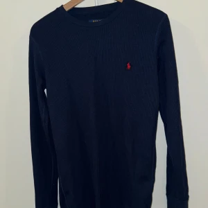 Stickad Polo ralph lauren tröja - Säljer denna sjukt snygga Ralph lauren tröja i Storlek M. Den är knappt använd och i bra skick, inköpt på Boozt.se