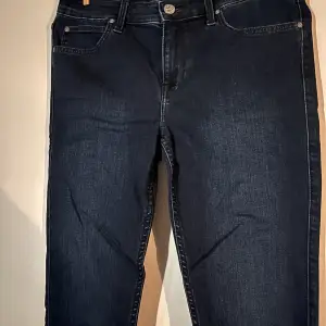 Mörkblå lee jeans i modell scarlet storlek W30 L33. Inga fläckar, noppor, hål eller töjningar