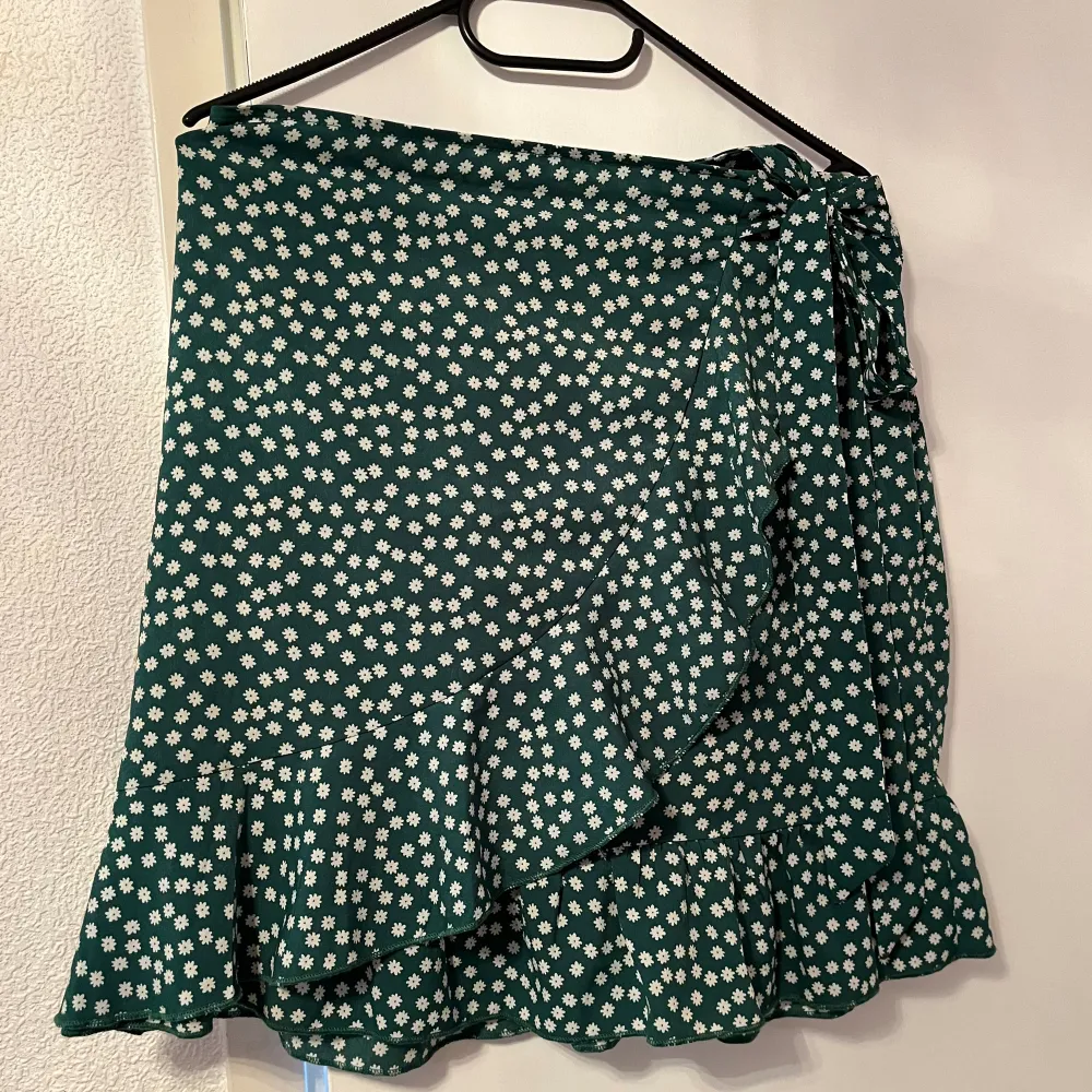 Säljer denna fina sommar kjol då den ej används, den har resår bak och är i bra skick. Perfekt till sommaren💐. Kjolar.