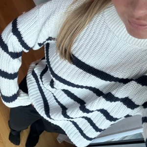 Randig stickad tröja  - Säljer denna vit / marinblå randiga stickade tröjan då den inte kommer till användning. Använd ett fåtal gånger men i nyskick!