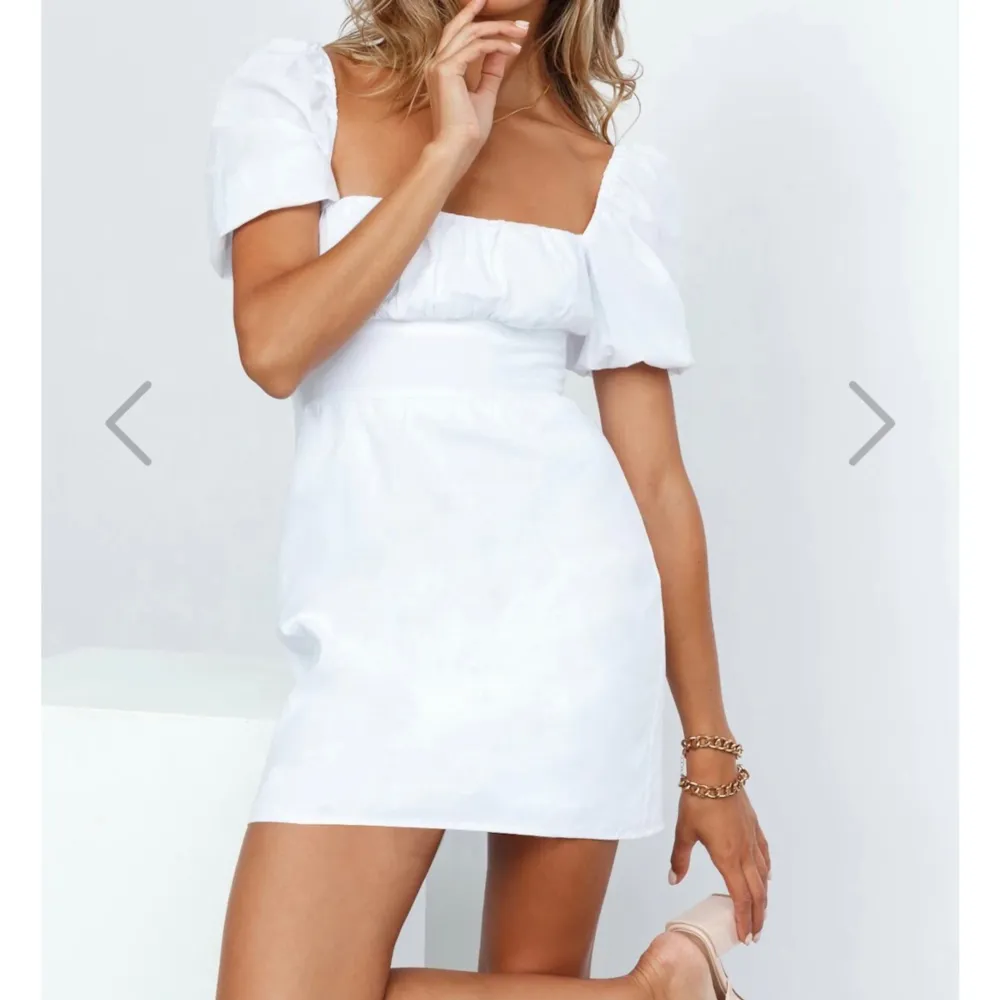SÄLJER!! Säljer denna vita korta snygga klänningen som är perfekt inför studenten eller bara till sommaren. Köpt här på plick förra veckan, så jag själv har ej använt den.  Priset går att diskutera💞 Nypris: 900kr. Klänningar.