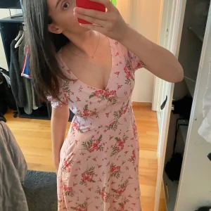 Blommig klänning  - Säljer denna blommiga klänningen 💕 super söt 🥹