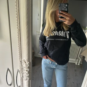 Thrasher tröja - Säljer min långärmade Thrasher tröja i hyfsat skick, passar både tjejer och killar! Skriv vid fler bilder osv🙌🏼