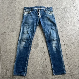 DSQUARED2 - Säljer dessa riktigt feta Dsquared2 jeans i fint skick. Storleken är 48. Bara att höra av dig vid ytterligare frågor!