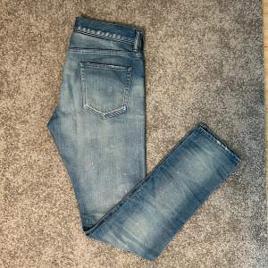 Säljer nu dessa helt sjuka John Elliott jeans ifrån S9🔝 galet snygga och perfekt färg nu till sommaren☀️ strl 31, Skick 9/10 (det ska vara slitningar) Nypris: ca 4500 kr🔴 Mitt pris: 1499🟢 hör av vid några funderingar mvh EBRESELL☝🏼