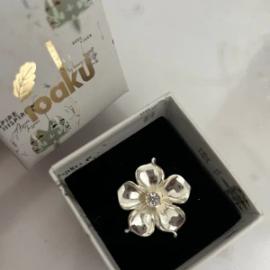 Ioaku ring!!  - Superfin ring från ioaku! Inga defekter och läggs i silver rengöring innan den postas 💕 slutsåld på hemsidan 💞🙌🏽 man får med boxen också!