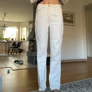 Vita jeans - Väldigt bra skick! Kanske bara behöver strykas lite🤭 Storlek 29 - typ M