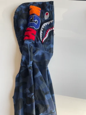 Bape hoodie - Nästan oanvänd bape hoodie. Riktigt snygg! 