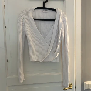 V-ringad stickad tröja🌼 - Stickad tröja från NAKD med knyte på sidan🤩