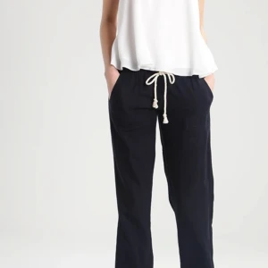 Roxy linnebyxor  - Säljer dessa snygga svarta linnebyxor som tyvärr är försmå för mig🥰 nypris är 599kr säljer för 280kr😍och pris kan diskuteras💗skriv för egna bilder!