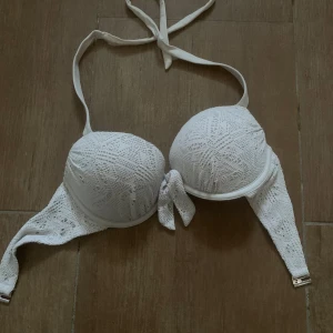 Vit bikini överdel med push up - En bikini överdel med push up i storlek 70c 