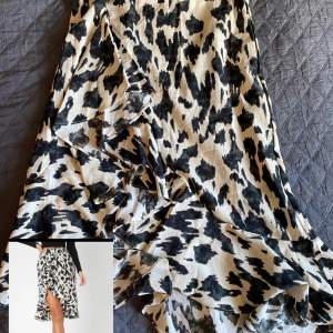 Leopardmönstrad kjol med volangslits på sidan. 