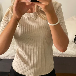 Finstickad t-shirt - JÄTTEfin tröja. Perfekt till sommaren och ett par vita linnebyxor!  Nypris 400kr 💛 