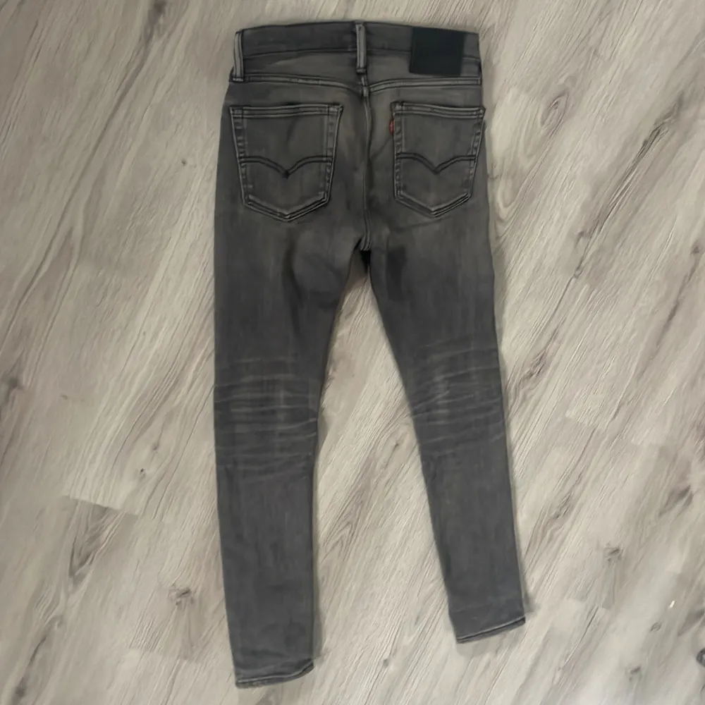 Grå Levi jeans i jätte bra skick, storleken är W31 L34 denna modellen är i Slimfit. Jeans & Byxor.