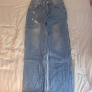 Jeans  - Ett par blåa jeans som är ganska baggy. Aldrig använt 