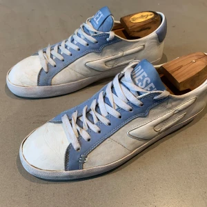 Diesel skor - Diesel skor i storlek 43, Nypris 2500 kr. Ganska slitet inne i hälen men inget som stör bekvämligheten eller utseendet. Blåa snören kommer också med. Kan mötas upp i Stockholm. 