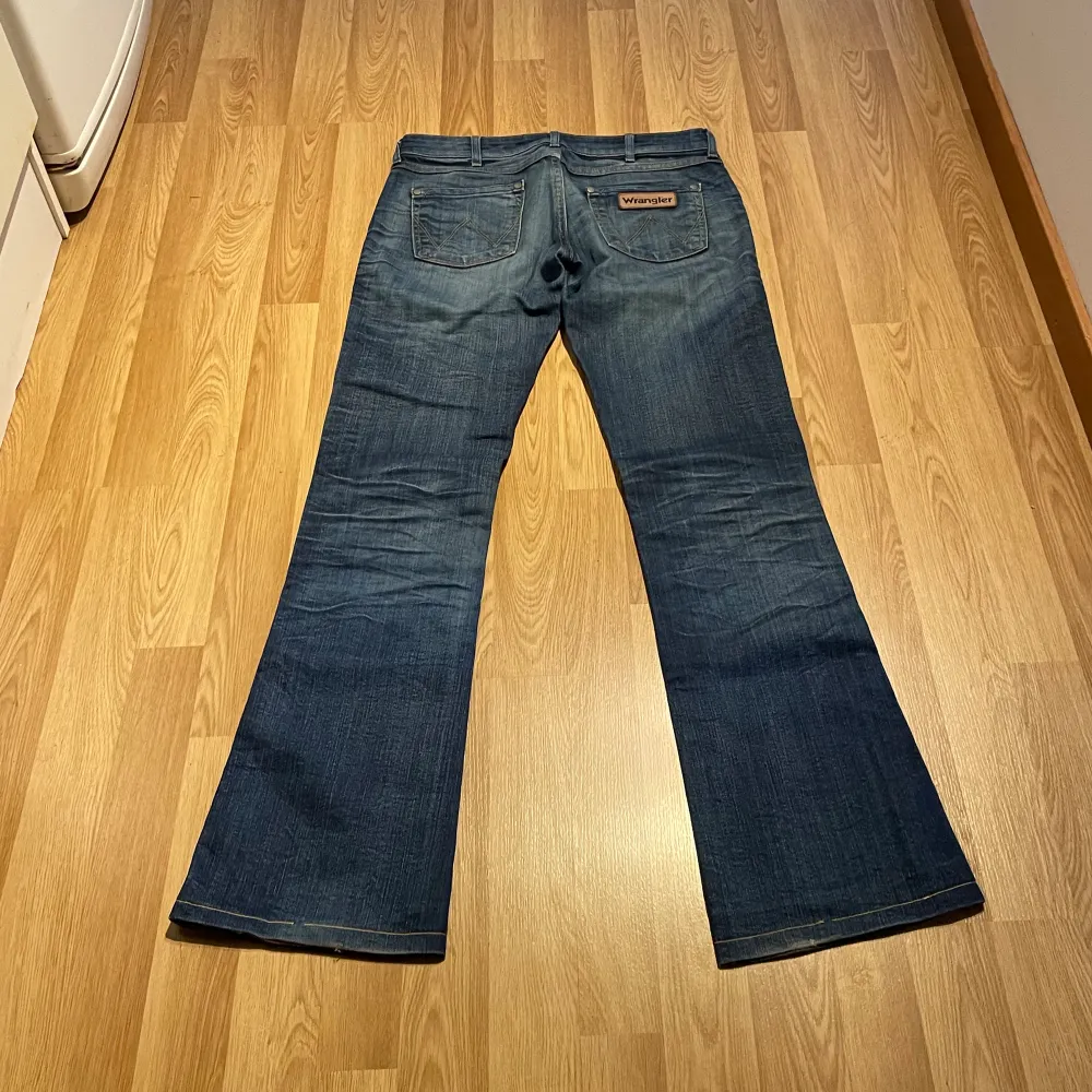 (28) Lågmidjade bootcut jeans från wrangler, midjemått rakt över: 37cm, innerbenslängd: 80 cm STRETCHIGA! 🩵. Jeans & Byxor.
