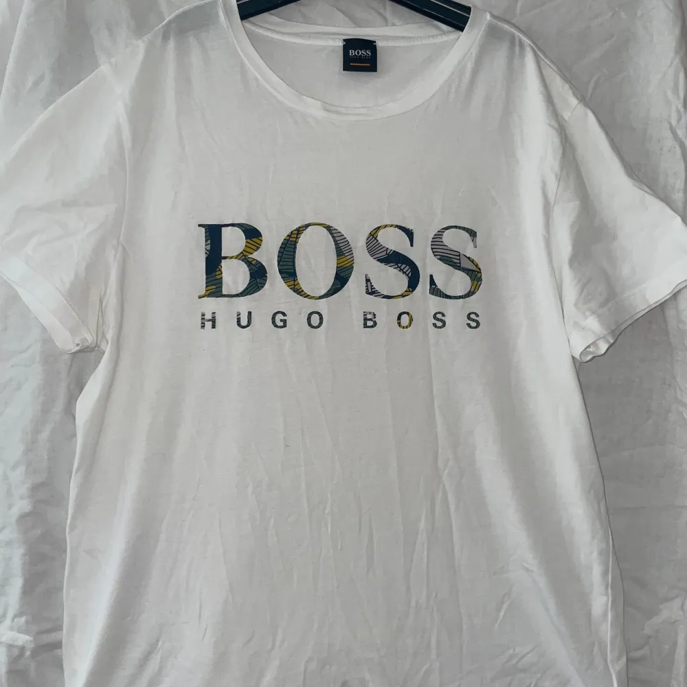 Jätte snygg vit Hugo Boss t-shirts perfekt till sommaren i storlek m. T-shirts.