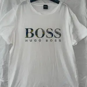 Jätte snygg vit Hugo Boss t-shirts perfekt till sommaren i storlek m